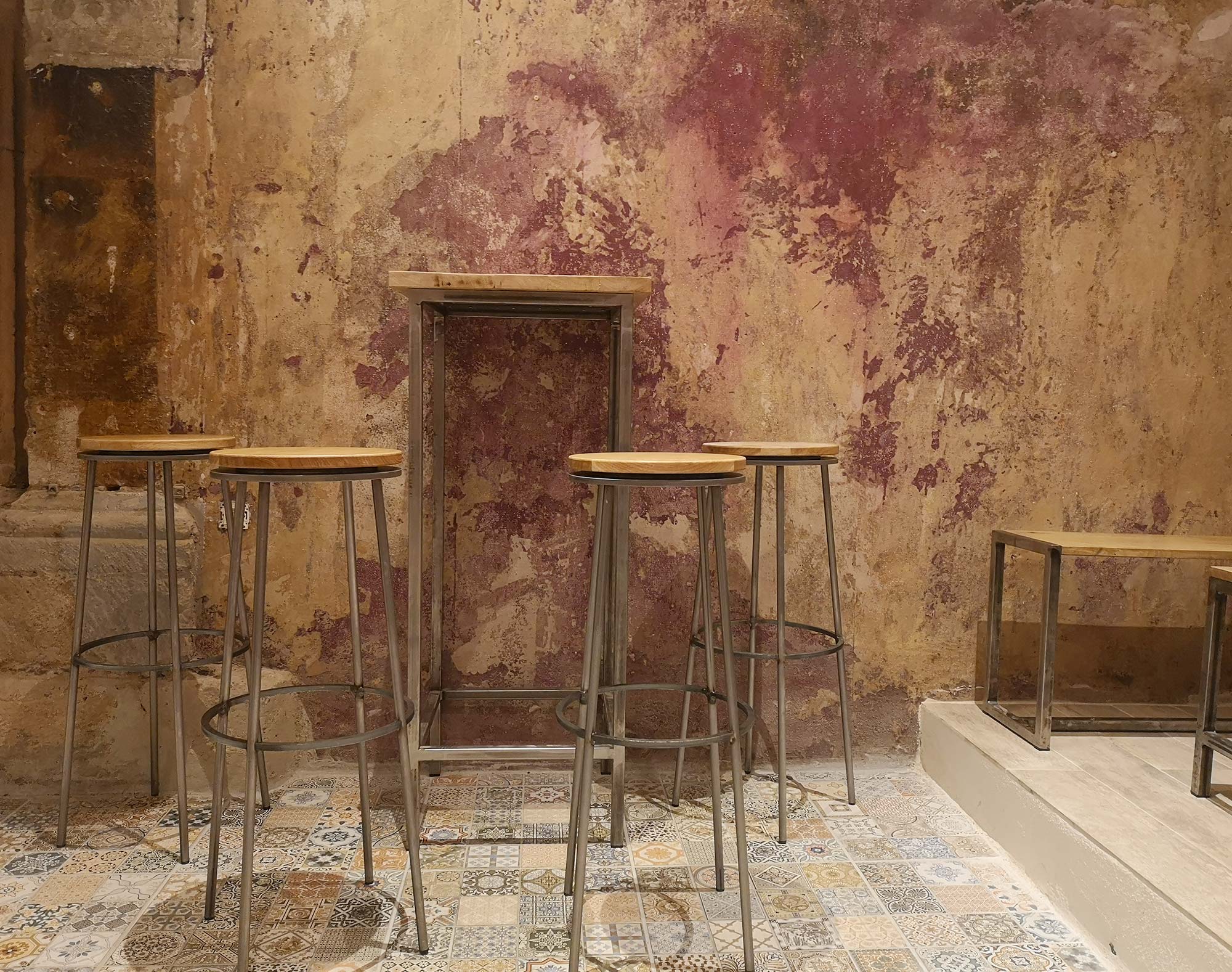 Table haute de bar avec ses tabourets - Forj